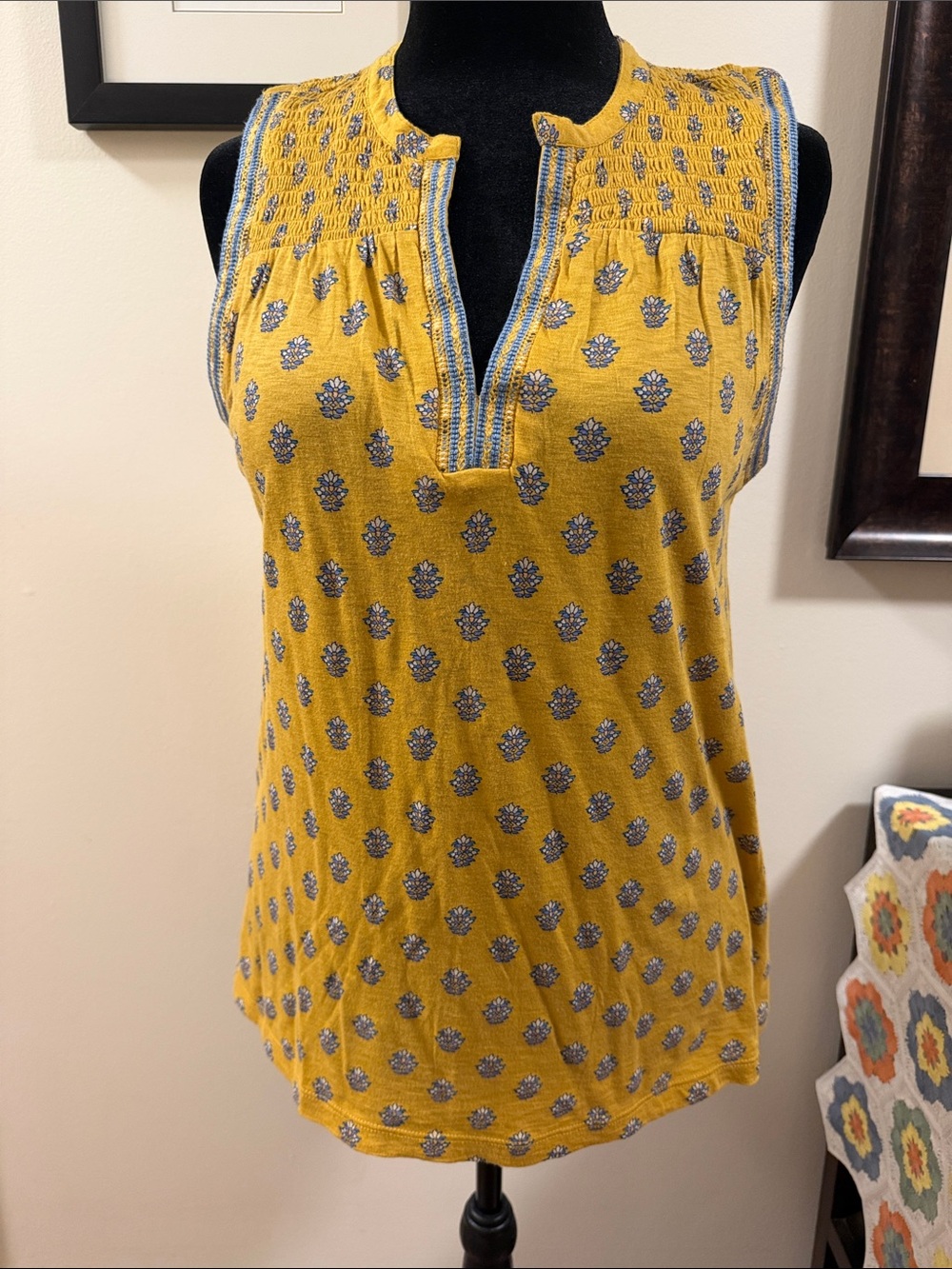 Lucky Brand Yellow Sleeveless Split-Neck Tank with Blue Print